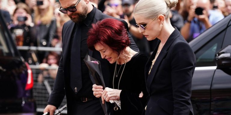 Το τελευταίο αντίο στον Οζι – Συντετριμμένη η σύζυγός του