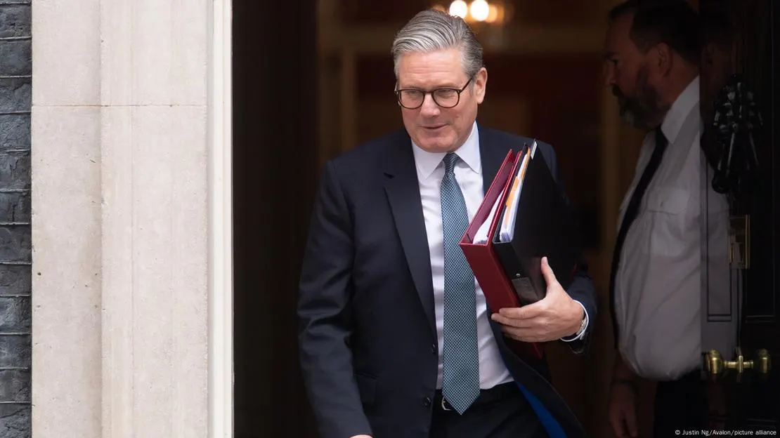 Βρετανία: Νέοι αυστηροί κανόνες μετανάστευσης – Ανατροπές στην αγορά εργασίας και πολιτικές αντιδράσεις