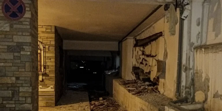 Έκρηξη σε πολυκατοικία στη Θεσσαλονίκη: Έβαλαν βόμβα στο φρεάτιο του ασανσέρ