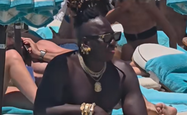 Έλαμψε κυριολεκτικά τουρίστας φορώντας 1.024 καράτια στην Ψαρρού