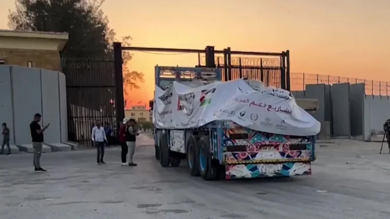 Γάζα: Καθ’ οδόν φορτηγά με ανθρωπιστική βοήθεια από την Αίγυπτο