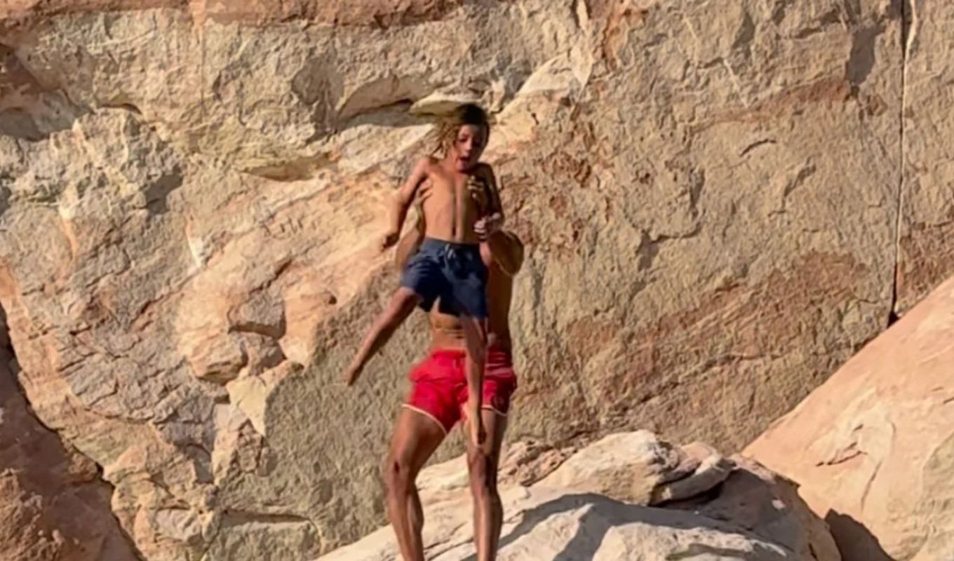 Σάλος για influencer που πέταξε από βράχο τον 7χρονο γιο του για βουτιά