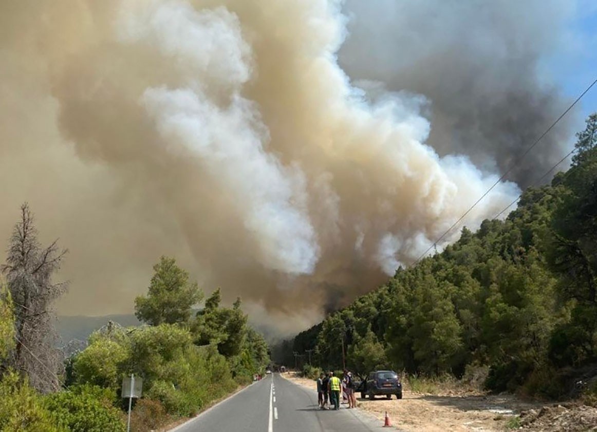 Χαλκιδική: Μεγάλη φωτιά στη Σιθωνία – Εντολή εκκένωσης από το 112