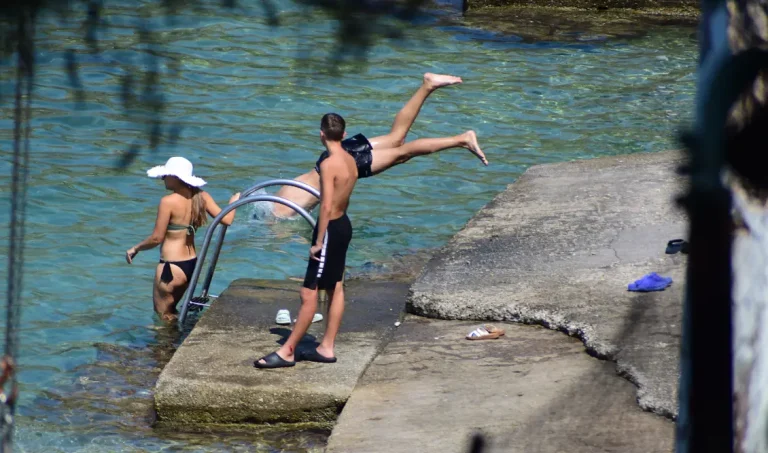 Πιο δροσερός από σήμερα ο καιρός – Υποχωρεί ο καύσωνας