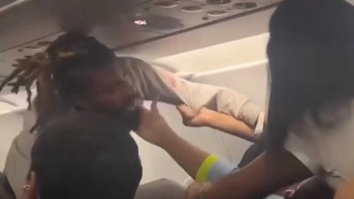 Άγριος καβγάς σε πτήση: Επιβάτες αεροπλάνου πιάστηκαν στα χέρια – Δείτε βίντεο