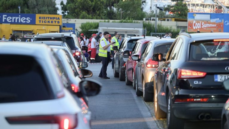 Απαγορευτικό απόπλου: Χιλιάδες επιβάτες παραμένουν εγκλωβισμένοι στο λιμάνι του Πειραιά