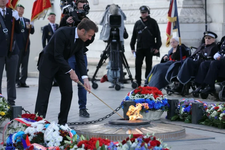 Οργή για άνδρα που άναψε τσιγάρο με τη φλόγα από το μνημείο του Άγνωστου Στρατιώτη στο Παρίσι