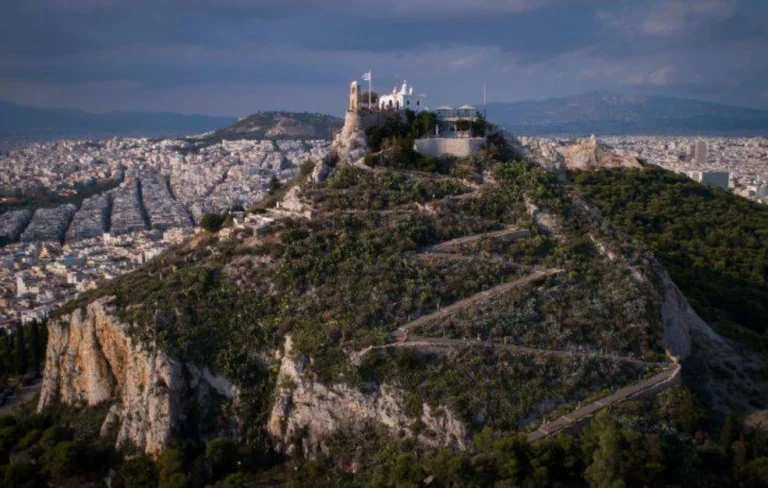 Κλείνει από τα μεσάνυχτα ο Λυκαβηττός λόγω του ακραίου κινδύνου πυρκαγιάς στην Αττική