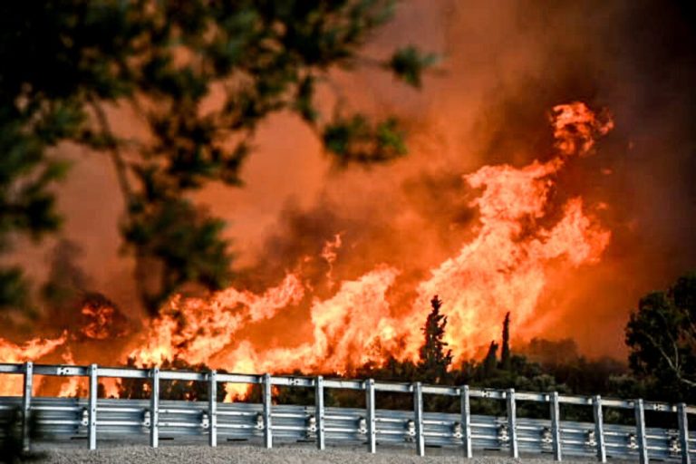 Καίγονται σπίτια και εργοστάσια στην Αχαΐα, Εκκενώνεται η Κάτω Αχαΐα