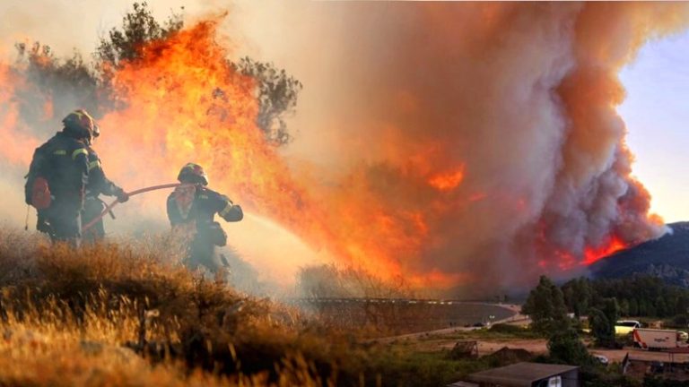 Μαίνονται οι μεγάλες πυρκαγιές σε Αχαΐα και Ζάκυνθο