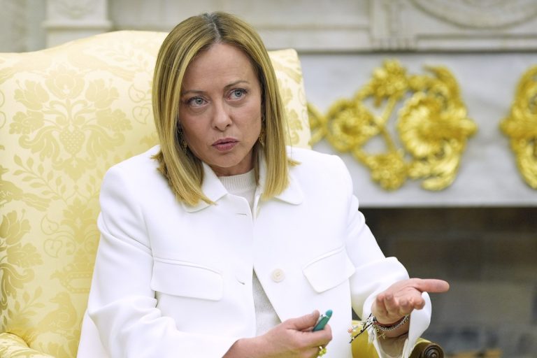 Μελόνι: Δηλώνει «αηδιασμένη» για την ανάρτηση φωτογραφιών της σε πορνογραφική σελίδα