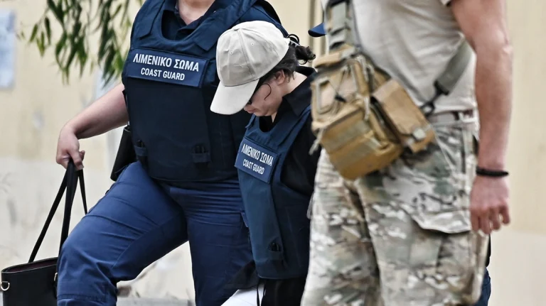«Μπήκα στη θάλασσα και άφησα την Τζένα» – Η σοκαριστική απολογία της Αλγερινής για τον θάνατο της 3χρονης κόρης της