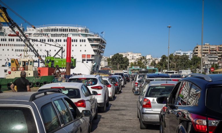 Η έξοδος των αδειούχων συνεχίζεται: Γεμάτα αναχωρούν τα πλοία για τα νησιά 