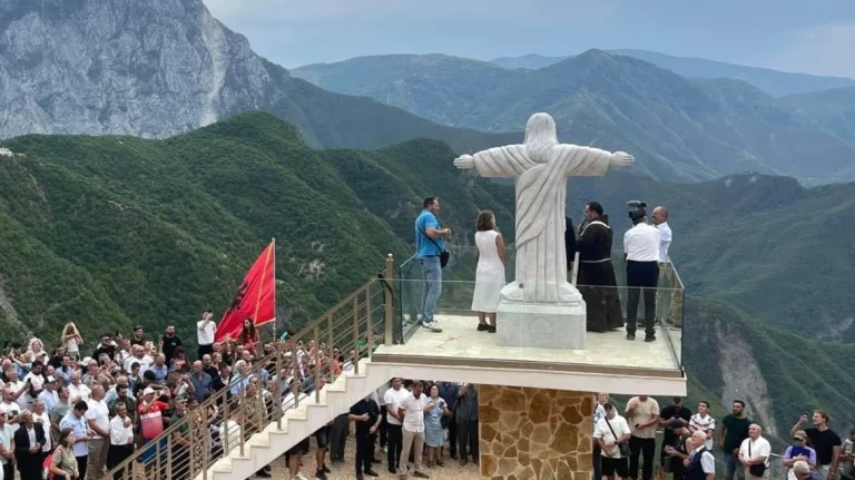 Ιστορική στιγμή: Η Αλβανία αποκτά το πρώτο της άγαλμα του Χριστού στην ιστορία της χώρας