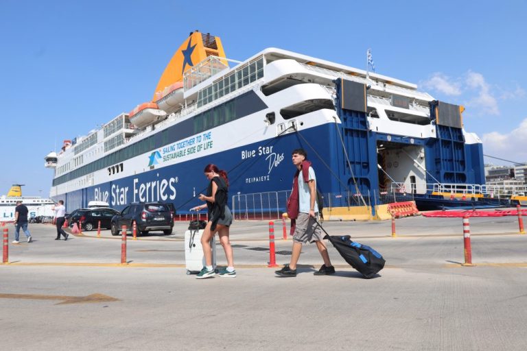Απέπλευσε το «Blue Star Mykonos» μετά την άρση της απαγόρευσης απόπλου