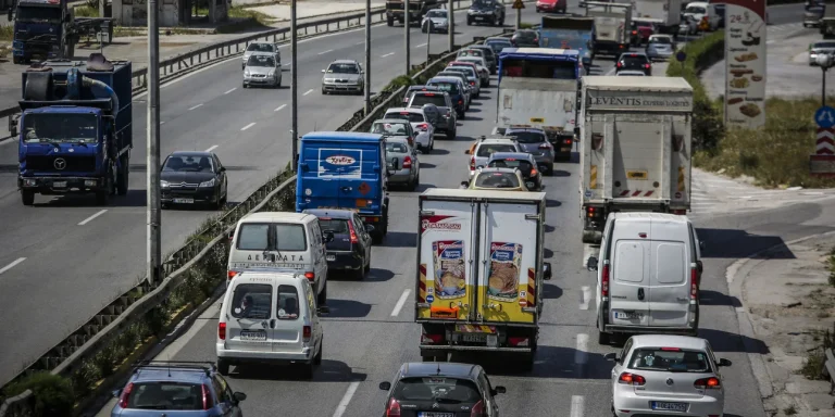 Διακοπή κυκλοφορίας στην ΕΟ Αθηνών-Κορίνθου λόγω εκτροπής φορτηγού