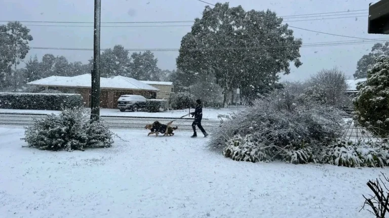 Σπάνια χιονόπτωση κάλυψε πόλεις στα ανατολικά της Αυστραλίας