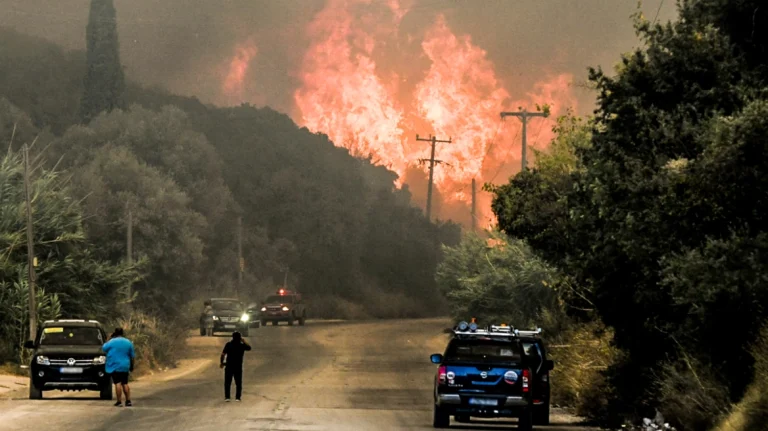 Μαίνεται η φωτιά στην Πάτρα – Πλησιάζουν τα σπίτια οι φλόγες στην Αρόη