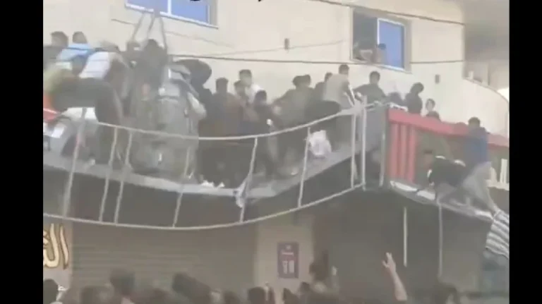 Γάζα: Μπαλκόνι καταρρέει ενώ Παλαιστίνιοι προσπαθούν να πάρουν ανθρωπιστική βοήθεια – Δείτε βίντεο