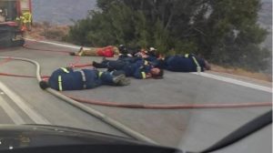 Συγκλονιστική φωτογραφία από τη φωτιά της Χίου – Εξαντλημένοι πυροσβέστες κοιμούνται στη μέση του δρόμου