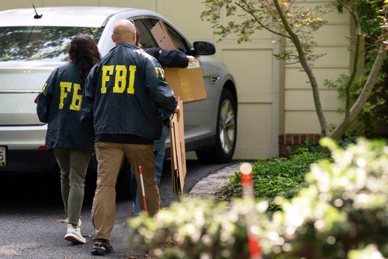 H στιγμή που το FBI «μπουκάρει» στο σπίτι του Μπόλτον – Δείτε βίντεο