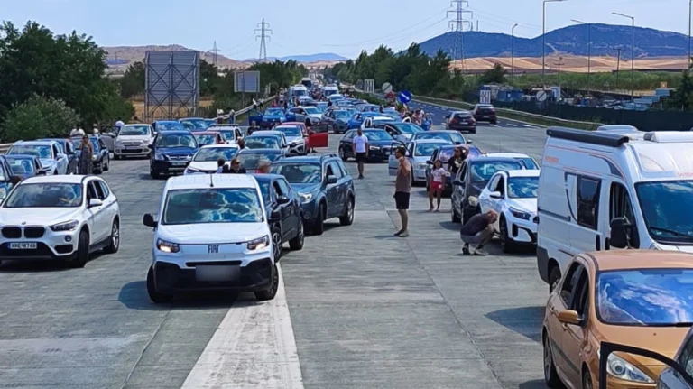 Φωτιά στη Λάρισα, κοντά στην εθνική οδό Αθηνών Θεσσαλονίκης