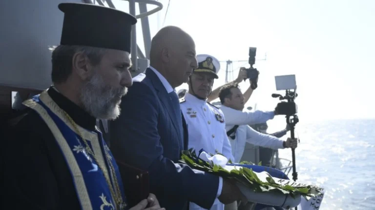 Στην επιμνημόσυνη δέηση των πεσόντων του καταδρομικού «Έλλη» ο Δένδιας