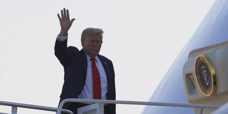 Το μήνυμα Τραμπ μέσα από το Air Force One: «Ο Πούτιν είναι ένας έξυπνος τύπος, κάτι μπορεί να προκύψει»