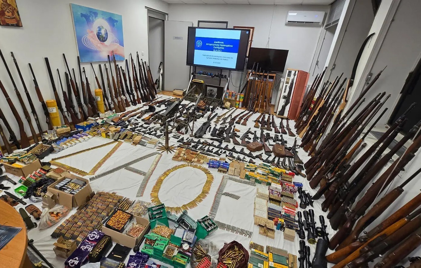 Κιάτο: Τεράστιο το οπλοστάσιο που εντοπίστηκε σε σπίτι απόστρατου – Δείτε εικόνες
