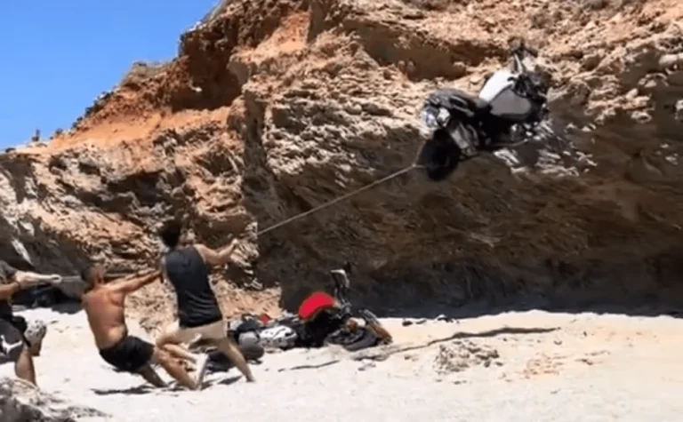 Απίστευτο περιστατικό: Οδηγός έριξε τρεις μοτοσικλέτες σε γκρεμό στην Κάρυστο – Δείτε βίντεο