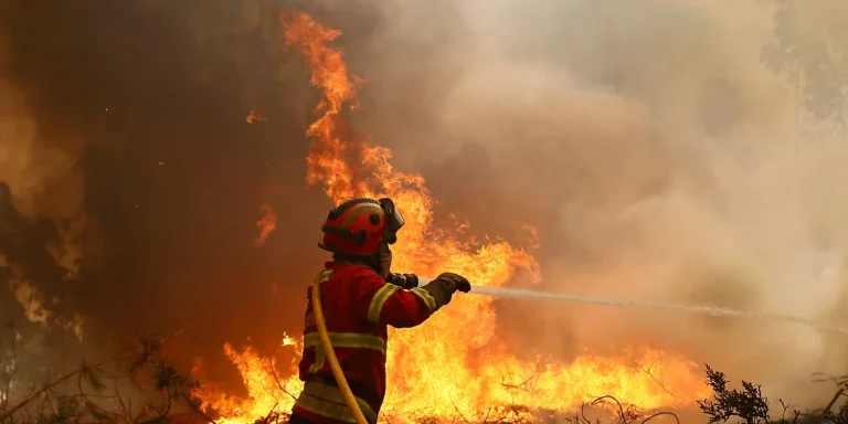 Τραγωδία στην Πορτογαλία: Νεκρός 45χρονος πυροσβέστης στις μεγάλες φωτιές