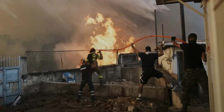 Συνελήφθη 25χρονος για εμπρησμό στην Πάτρα – Η φωτιά καίει κοντά στα σπίτια στην Αρόη