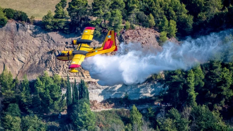 Φωτιά τώρα σε δύο μέτωπα στα Καλύβια Ηλείας