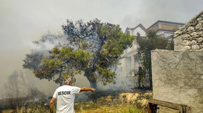 Φωτιά στη Ζάκυνθο: Εκκενώθηκαν Αγαλάς και Κερί – Κάηκαν σπίτια
