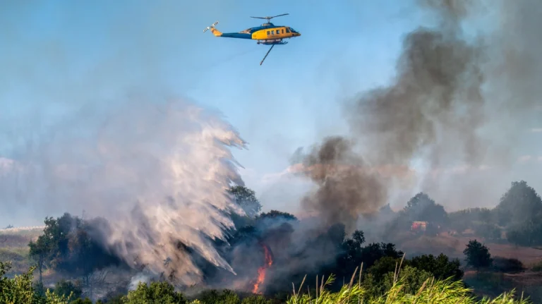 Μεγάλες φωτιές σε εξέλιξη σε Ζάκυνθο, Βόνιτσα, Άρτα, Κεφαλονιά και Φωκίδα