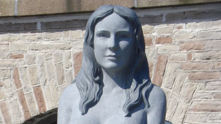 Σάλος με γυμνόστηθο άγαλμα γοργόνας στη Δανία: «Είναι πορνογραφικό» λένε