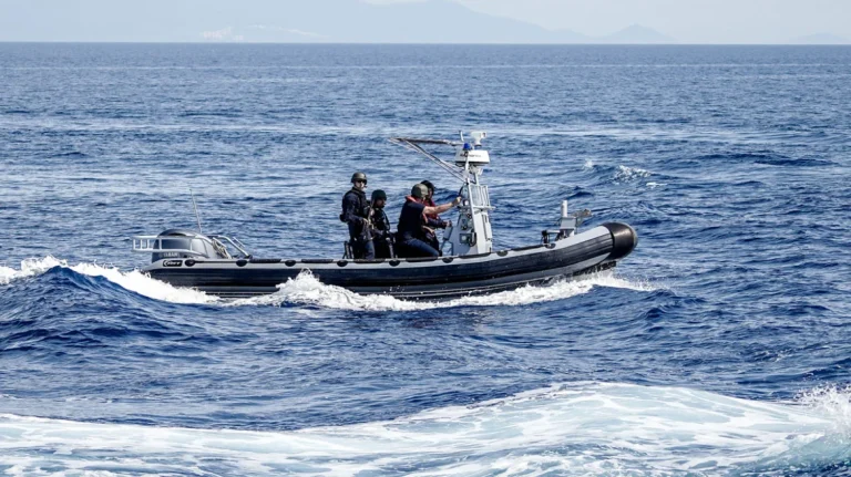 Συναγερμός στη Χίο: Κρατούμενος πήδηξε από το κατάστρωμα πλοίου στη θάλασσα και αγνοείται