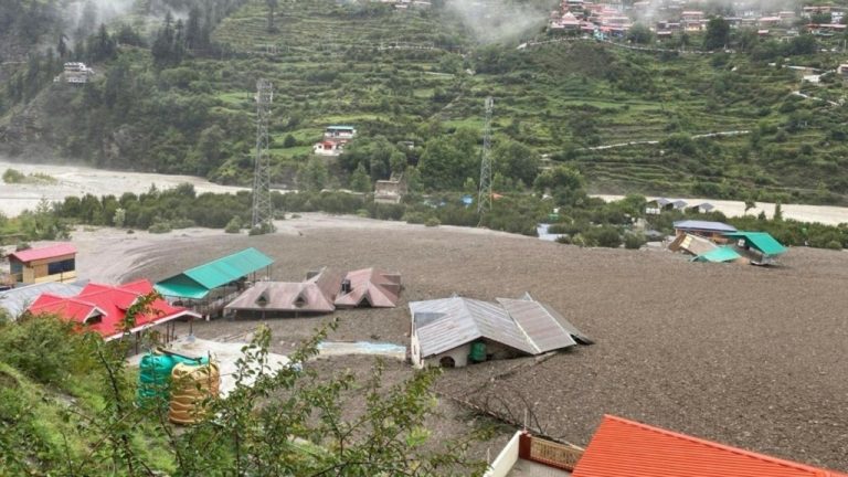 Ινδία: Τρομακτικό βίντεο δείχνει τεράστιο όγκο νερού να παρασύρει κτίρια