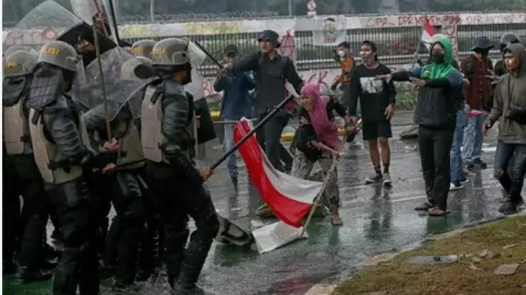 Διαδηλωτές στην Ινδονησία πυρπόλησαν κτήριο περιφερειακού συμβουλίου