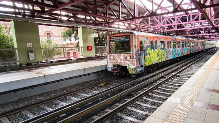 Συναγερμός στον ηλεκτρικό: Άτομο έπεσε από πεζογέφυρα στις γραμμές