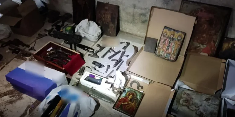 Οπλοστάσιο βρέθηκε σε κάδο απορριμμάτων στην Καισαριανή