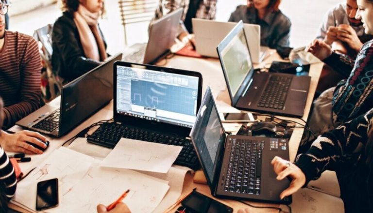 Νέο εργασιακό νομοσχέδιο: Τι προβλέπεται για ωράριο εργασίας, προσλήψεις, άδειες και επιδόματα