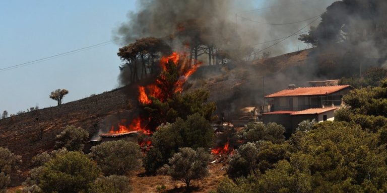 Ένας νεκρός από τη φωτιά στην Κερατέα: Στο έλεος δεκάδες σπίτια – Δείτε φωτογραφίες και βίντεο
