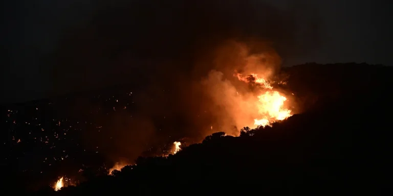 Μαίνεται το μέτωπο σε Κερατέα και Π. Φώκαια – Οι φλόγες άφησαν πίσω τους έναν νεκρό και δεκάδες καμένα σπίτια