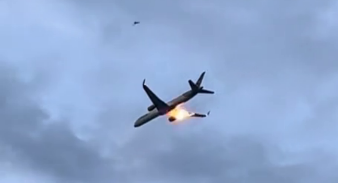 Τρόμος σε πτήση από Κέρκυρα: Έπιασε φωτιά ο κινητήρας