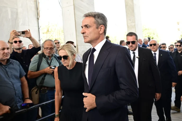 Τασούλας και Μητσοτάκης στην κηδεία της Λένας Σαμαρά