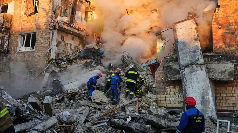 Μαζική επίθεση της Ρωσίας στο Κίεβο – 12 νεκροί (βίντεο)