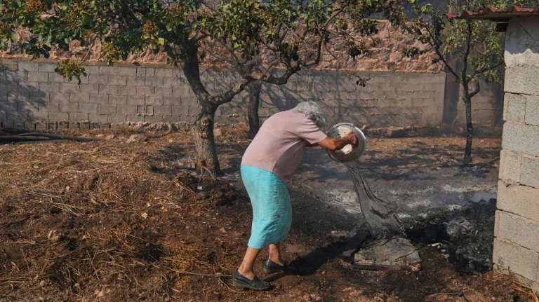 Κερατέα: Ηλικιωμένη προσπαθούσε με κουβάδες να βοηθήσει στη φωτιά – «Πάει το δασάκι μου»