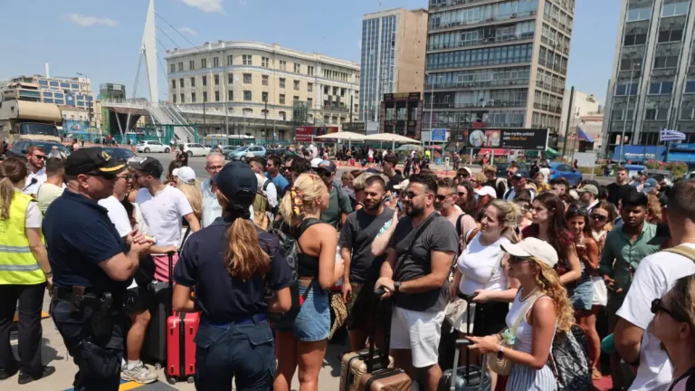 Αναστάτωση στον Πειραιά – Επιβάτες εμπόδισαν τον απόπλου πλοίου 