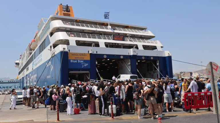 Λιμάνι Πειραιά: Φεύγουν και οι τελευταίοι εκδρομείς του Δεκαπενταύγουστου